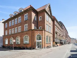 Markant domicilejendom - midt på Amagerbrogade - udbydes nu til leje