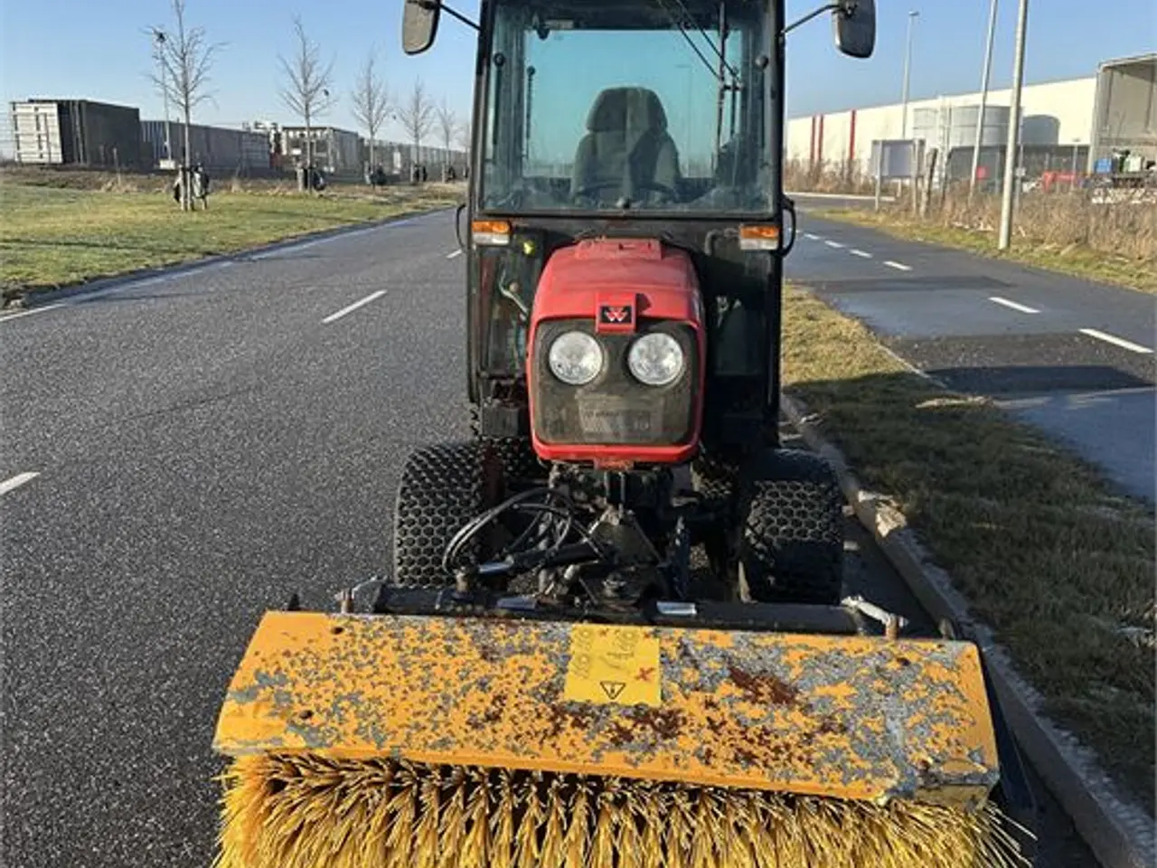 Billede 10 - Massey Ferguson 1523 -Only 375 hours With broom and salt spreder
