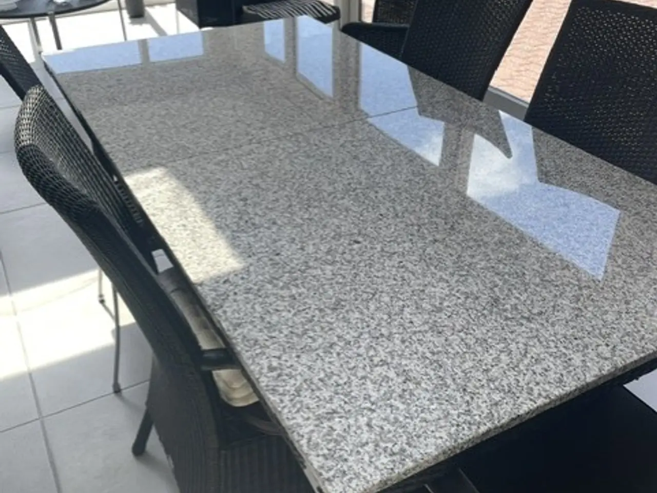 Billede 2 - Granit spisebord Cane-Line med lyse plader