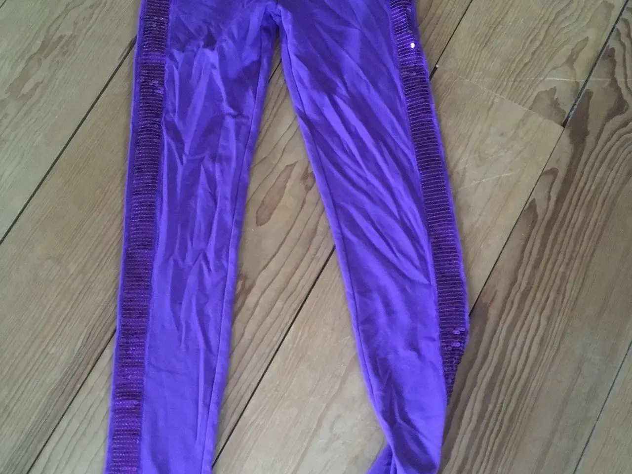 Billede 1 - Lilla leggins palietter i siden - 12/13å