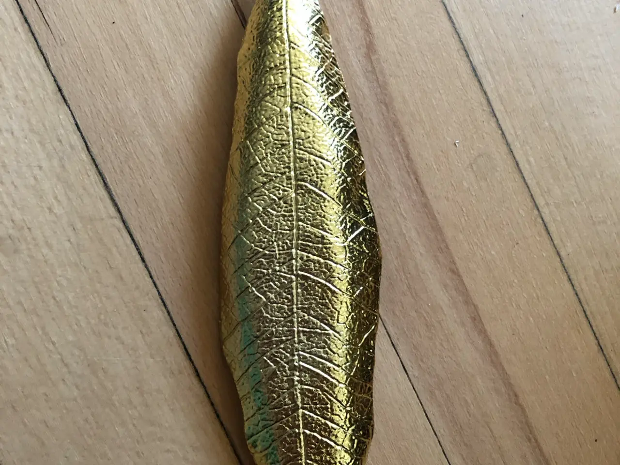 Billede 4 - Fin røgelseholder i guld med blad motiv