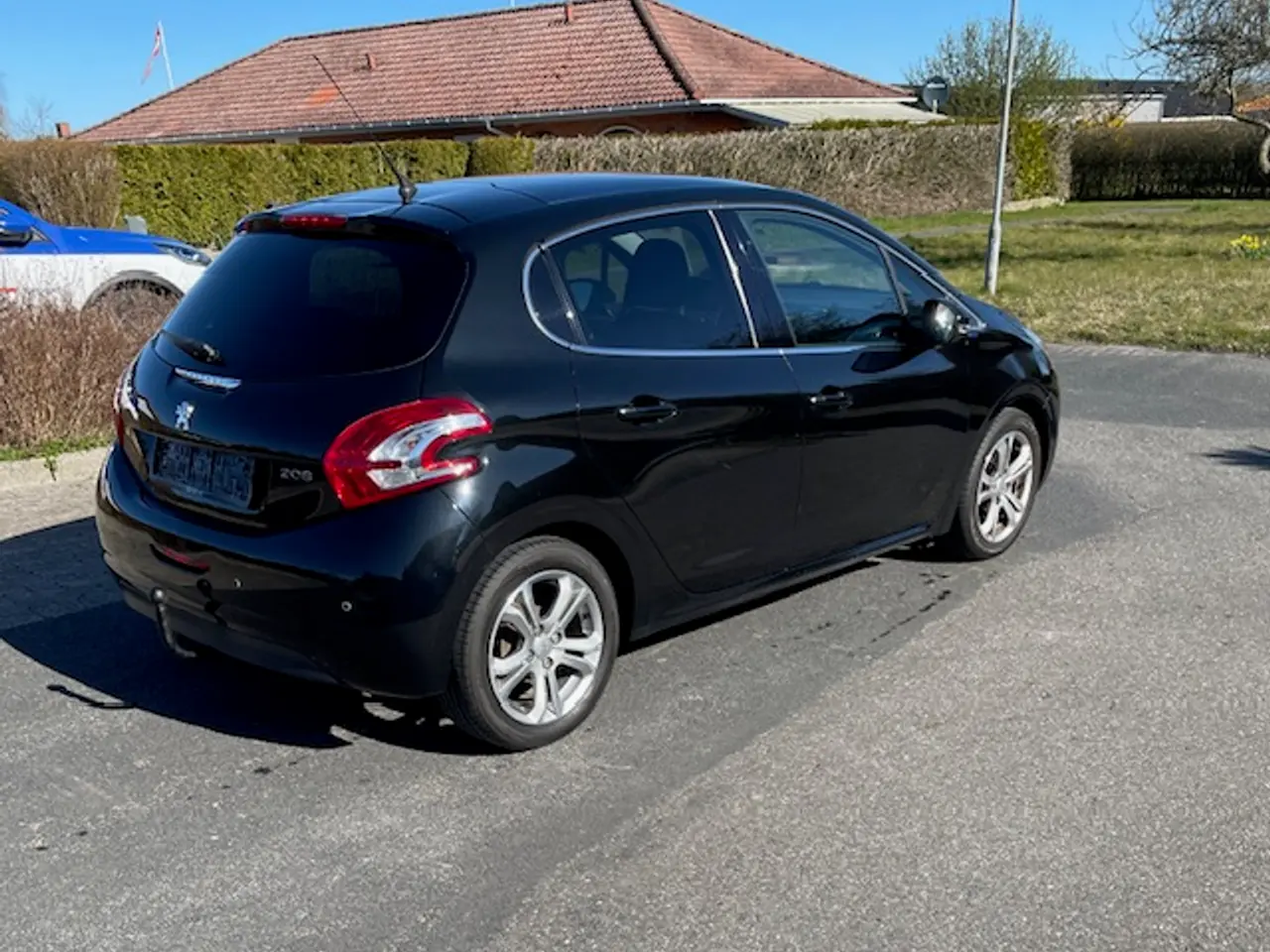 Billede 4 - Kør hjem i fin Peugeot 208 Allure sky.