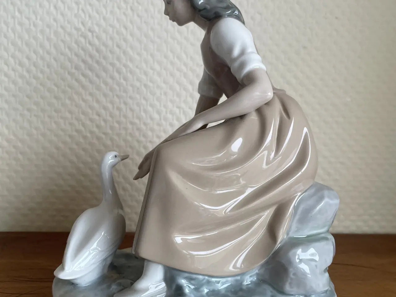 Billede 3 - ‘Ung Pige Fodre And’ NAO/Lladro (1. Sort.) !