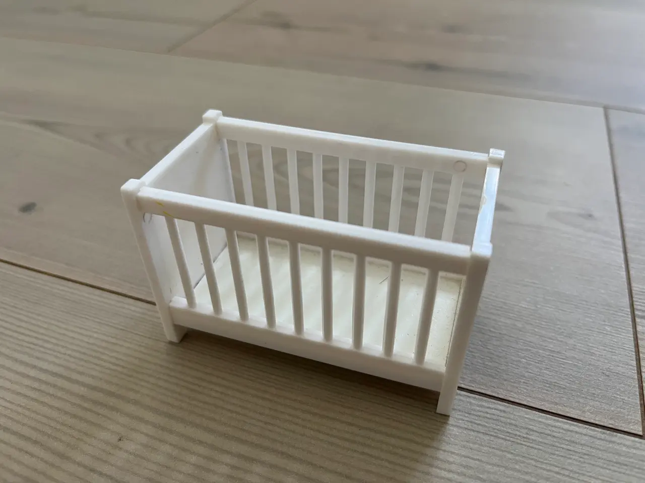 Billede 4 - Dukkehus-møbler, inkl. babydukke med svøb, Lundby
