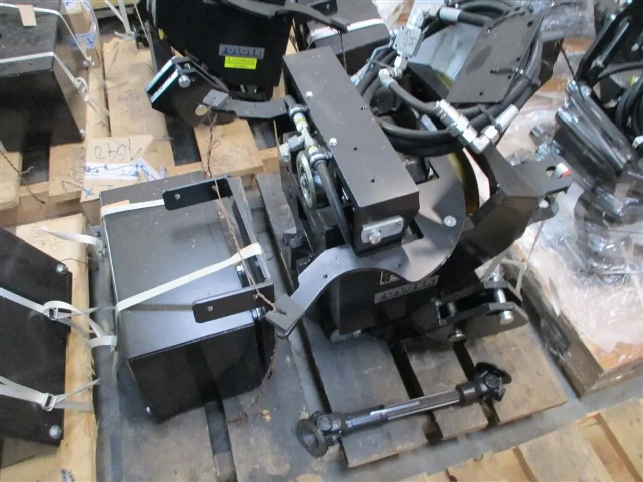 Billede 5 - - - - Folger 1800kg frontlift og Folger front PTO med 1000omd