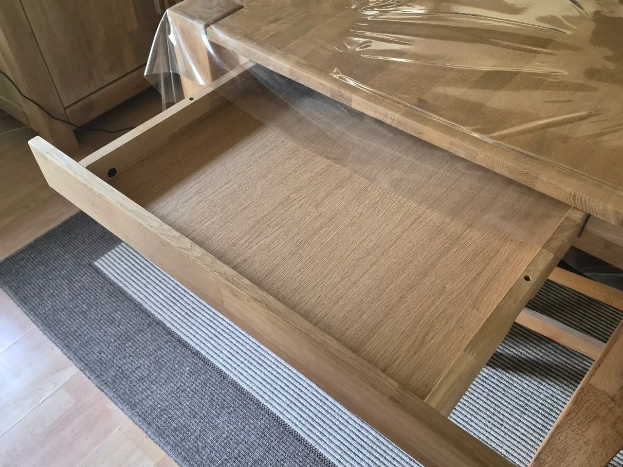 Billede 8 - Velholdt  spisebord og 8 stole 