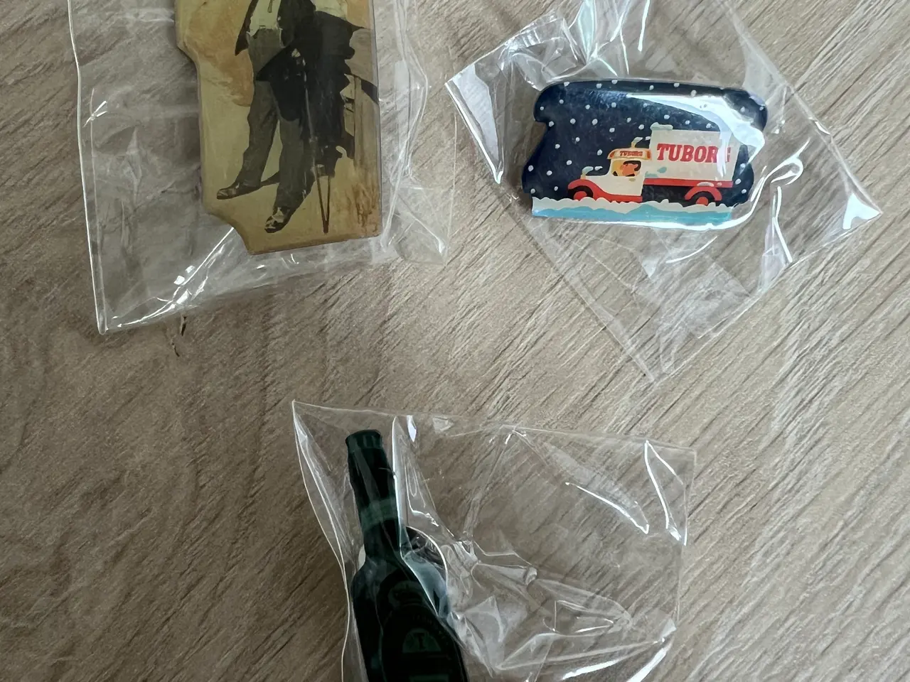 Billede 2 - Samling af 11 Tuborg pins og badges