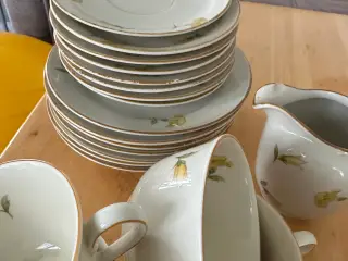 Kopper og desserttallerken flødekande og sukkerskå