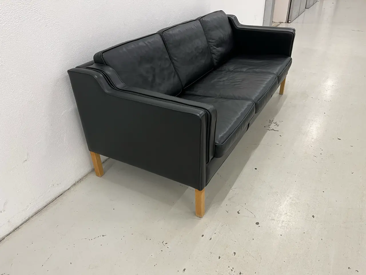 Billede 6 - Eksklusiv Stouby Eva 3 Pers.Sofa sort læder ben Eg