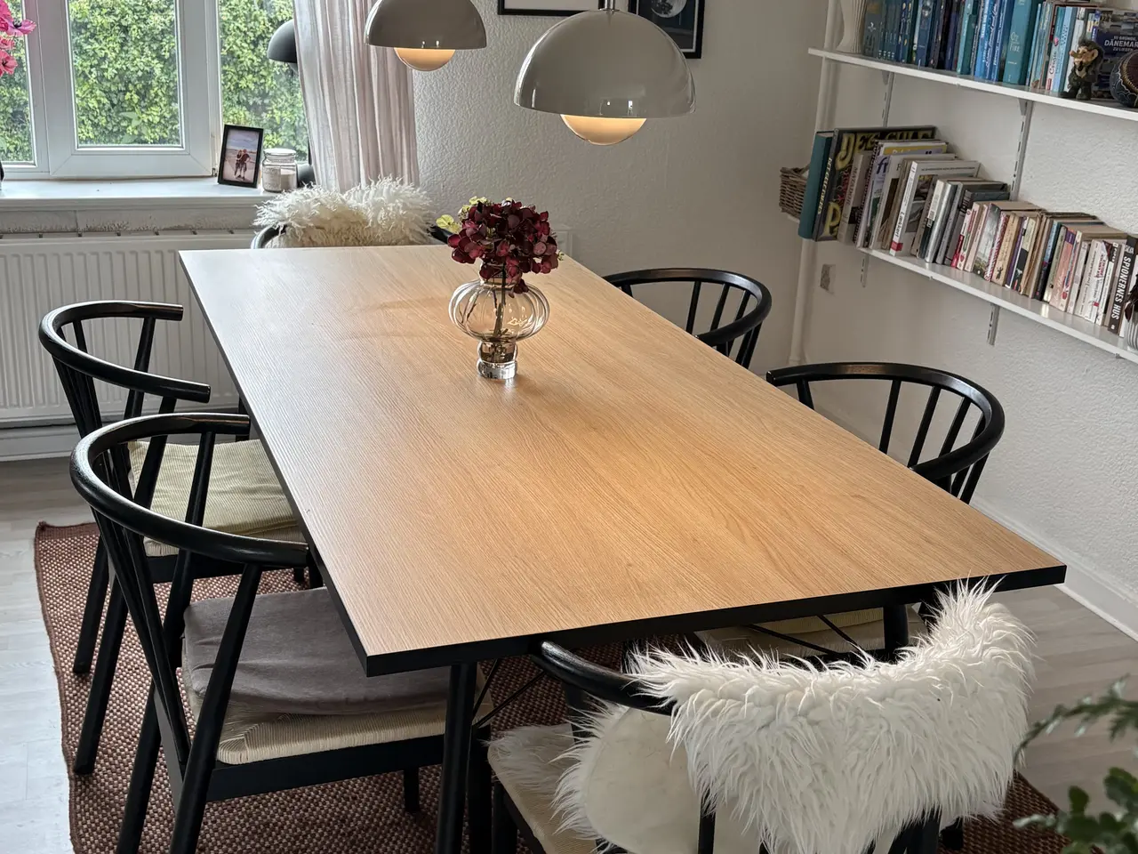 Billede 1 - Spisebord 200x90 cm – plads til 6-8 personer