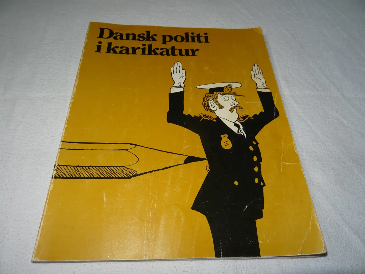 Billede 1 - Dansk politi i karikatur 1905 til 1977