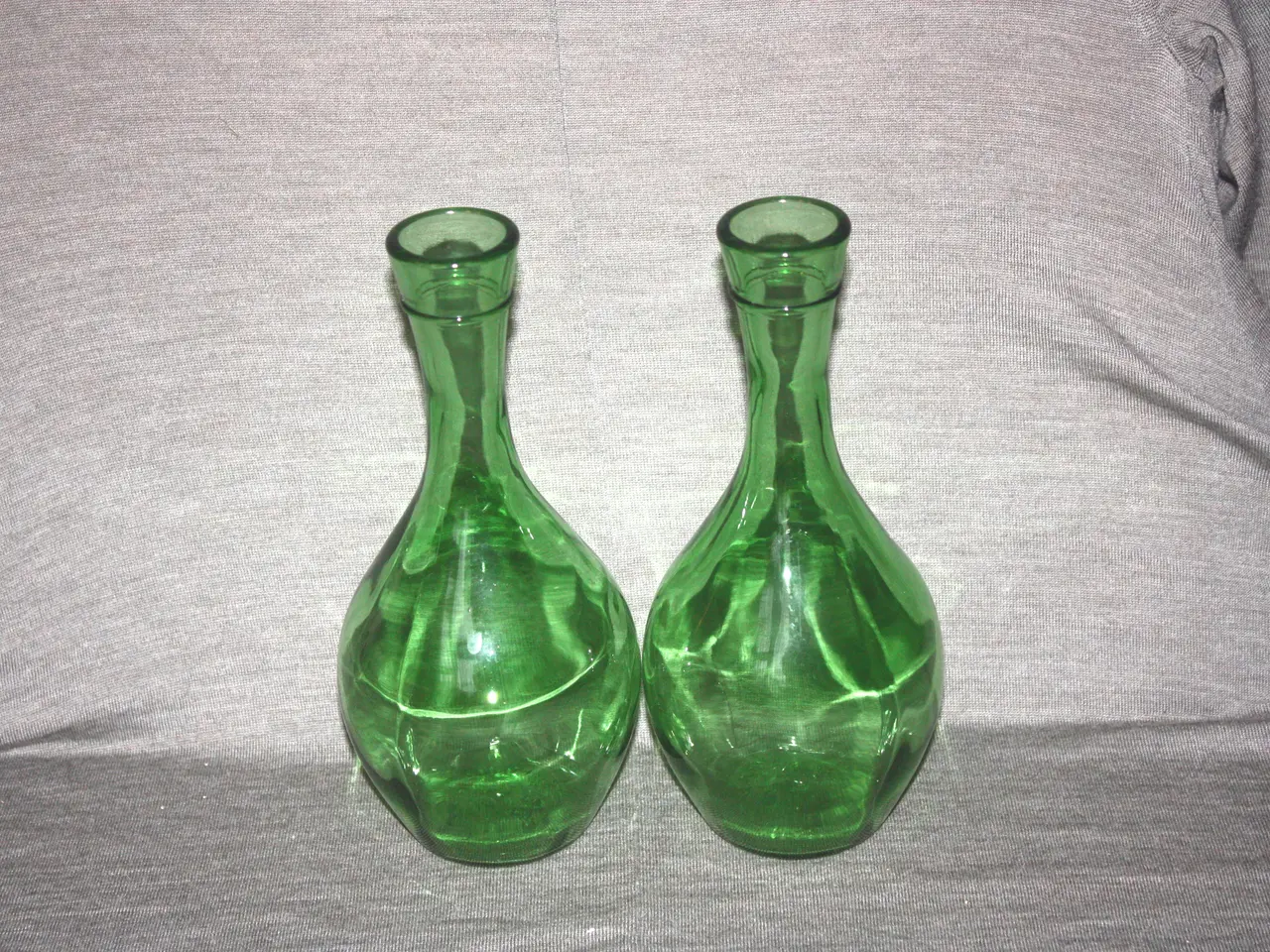 Billede 1 - Grøn vase / karaffel - pris for 2 stk. højde 24 cm