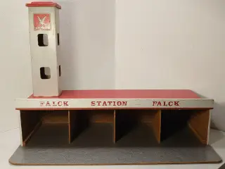 Stor gammel Falck station i træ. Omkring 1960.