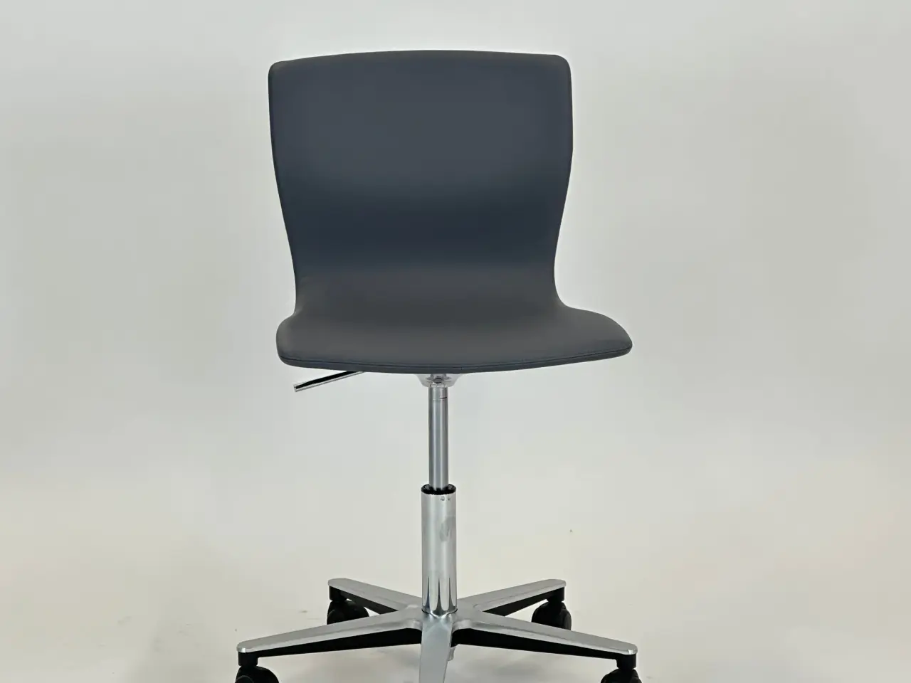 Billede 3 - Magnus Olesen Butterfly Swivel Stol – Grå med Krom Stel Læder