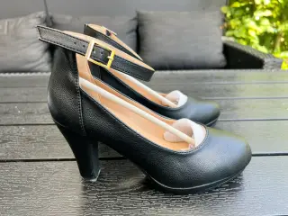 Højhælede sko med ankelrem str 37 sort