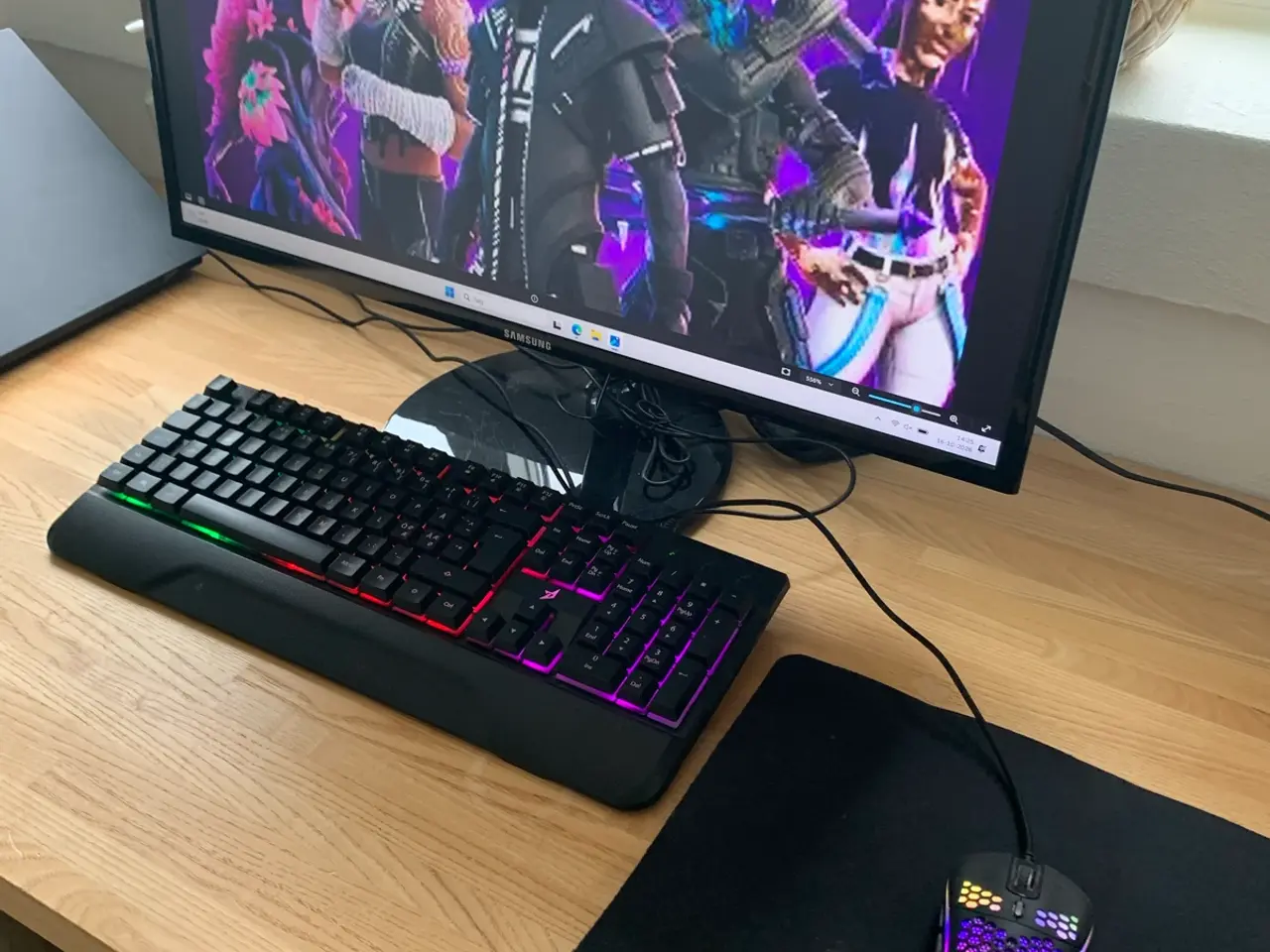 Billede 1 - 27” Gamerskærm + udstyr