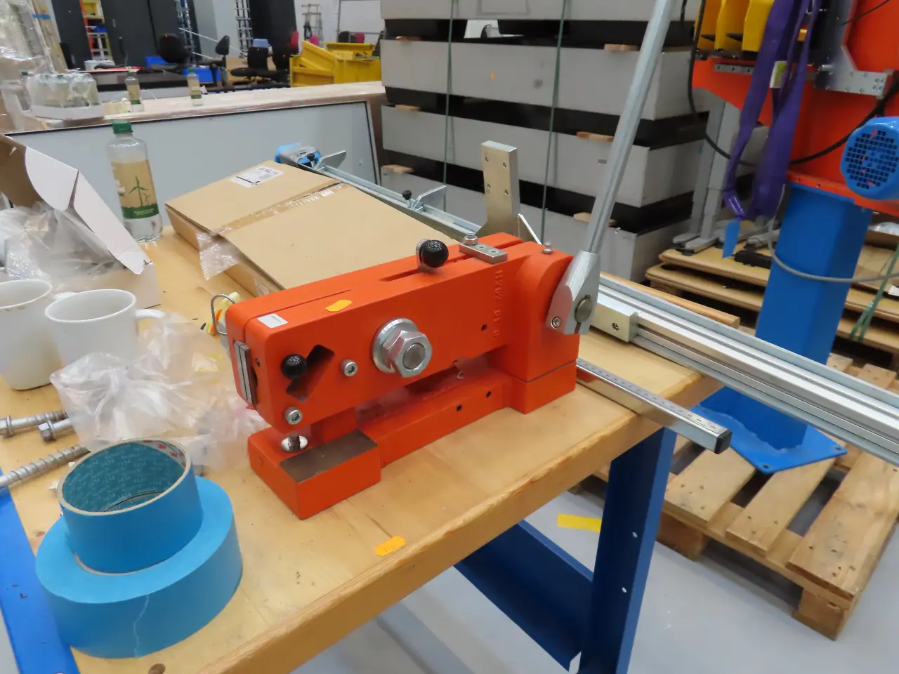 Billede 7 - Arbejdsbord med skruestik samt hydraulisk profiljernsaks HAWA 2671