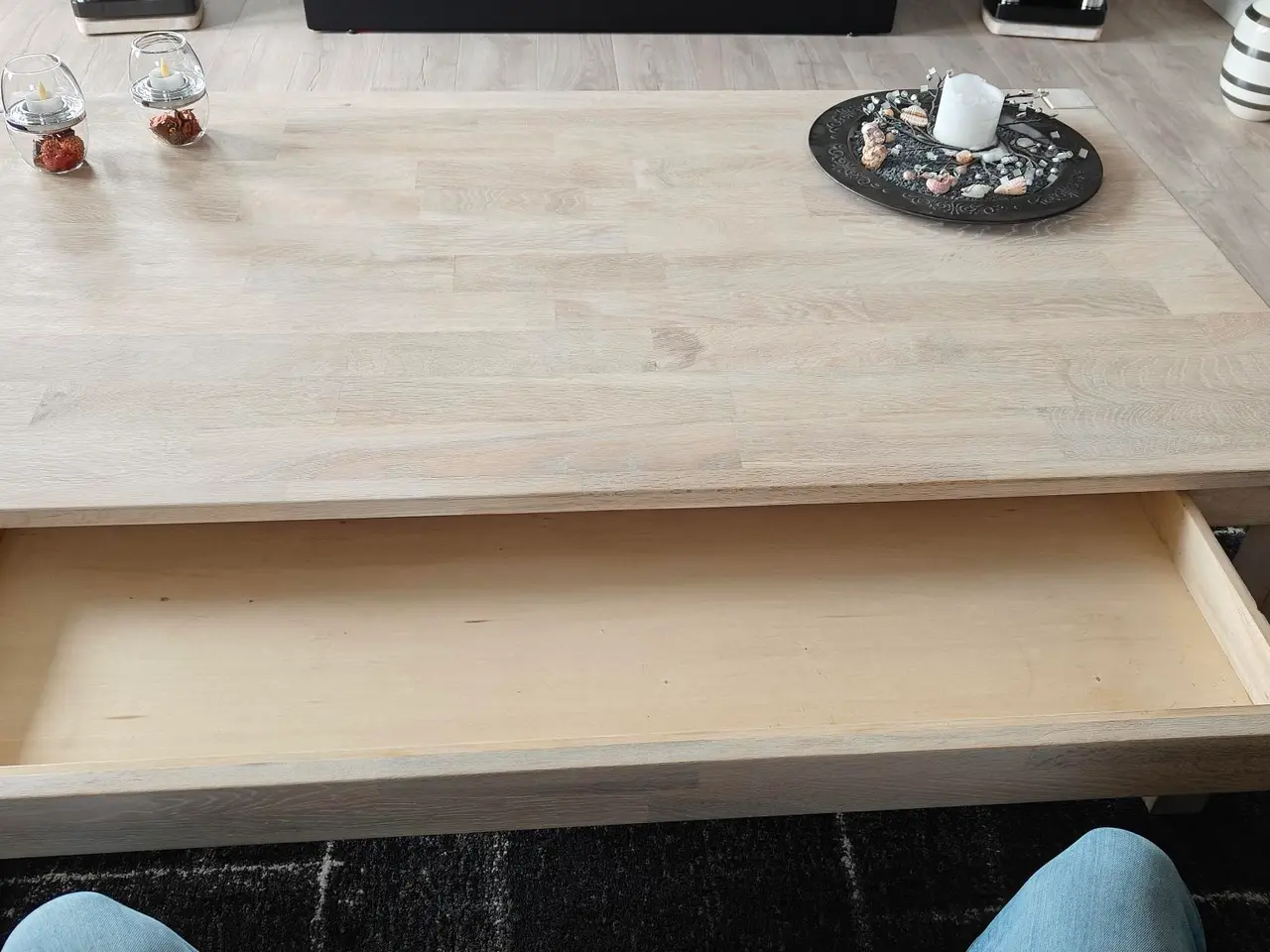 Billede 3 - Sofabord i massiv egetræ med stor skuffe