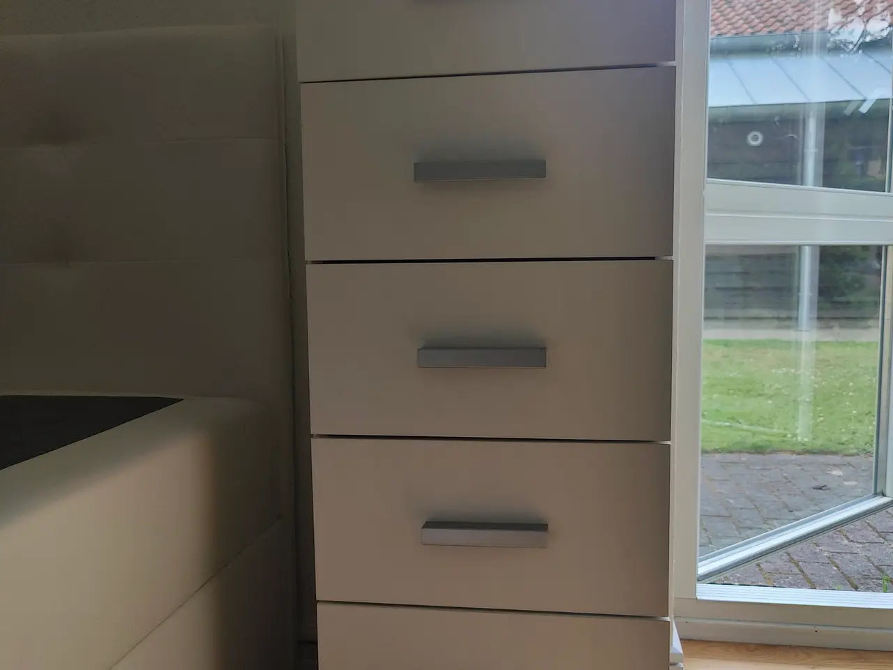 Billede 2 - Hvid kommode med 5 skuffer