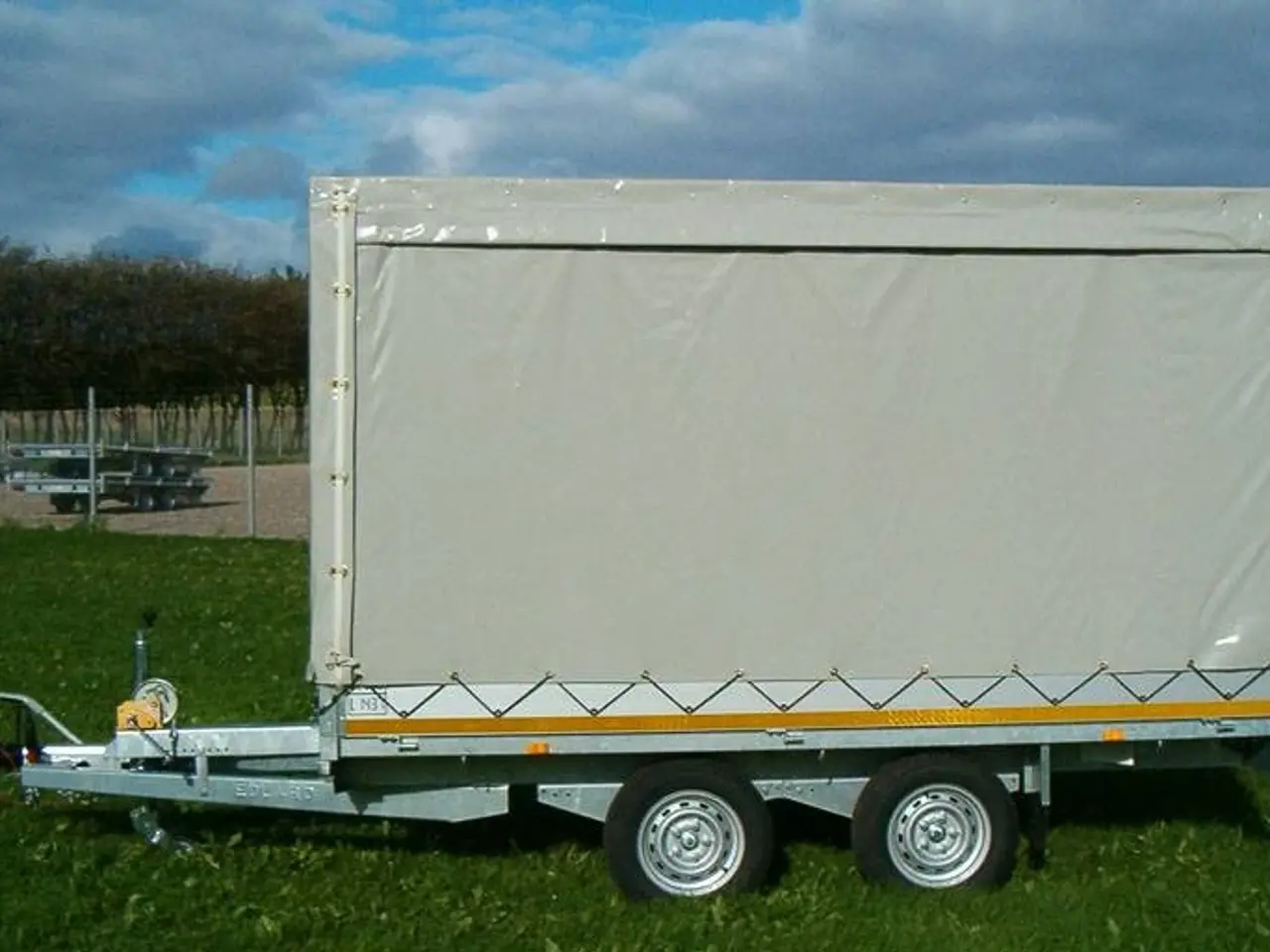 Billede 2 - Høj presenning m. gardinsider til Eduard 4022 trailer