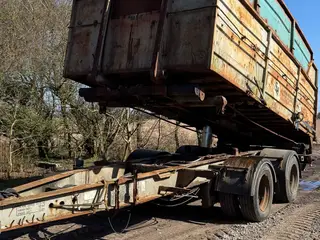 - - - - - - Wirehejsvogn med container
