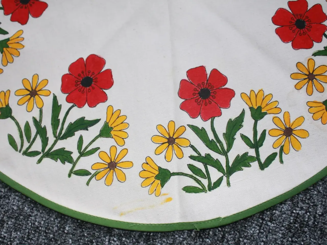 Billede 2 - Lille rund dug med trykte / malede blomster,