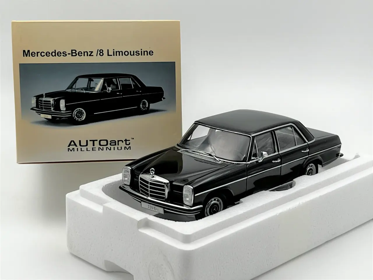 Billede 1 - 1968 Mercedes-Benz 220D /8 AUTOart - 1:18