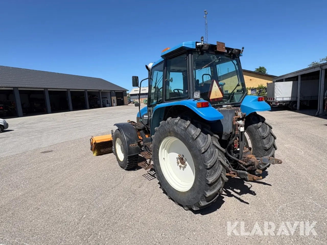 Billede 4 - Traktor New Holland TS90 med kost og plov