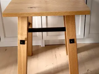 Massivt egetræsbord – 50 x 50 x 55 cm