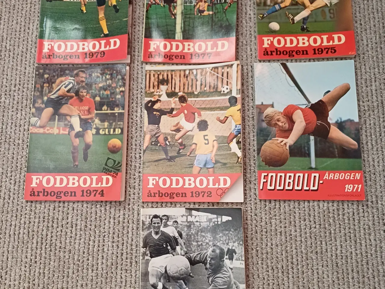 Billede 1 - Fodbold årbogen gamle.