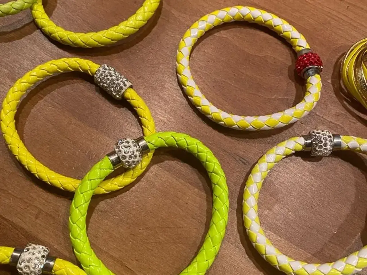 Billede 2 - Flotte gule  armbånd