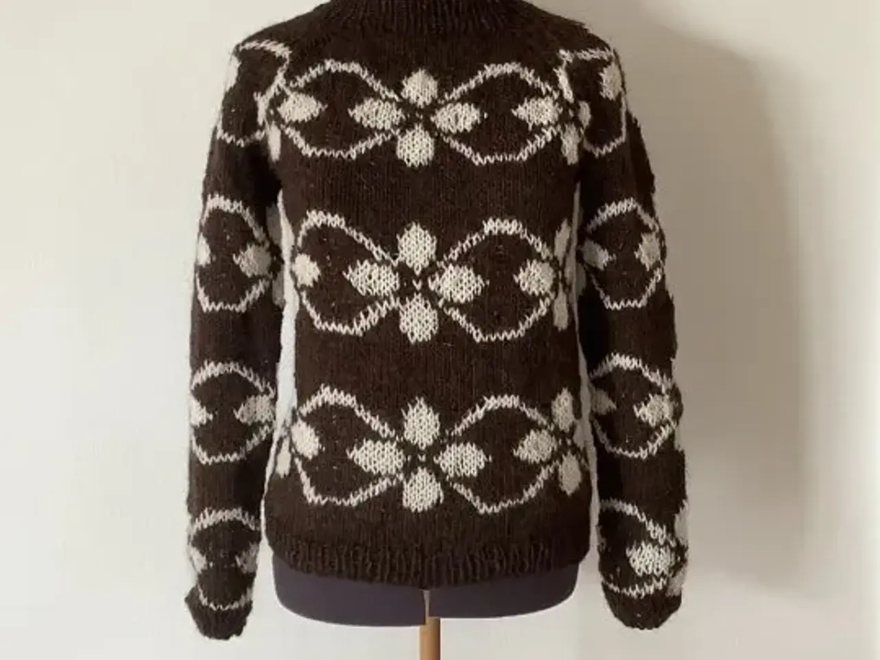 Billede 1 - Smuk håndstrikket sweater med blomstermotiv