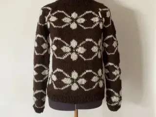 Smuk håndstrikket sweater med blomstermotiv