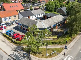 Synligt lejemål med stort indendørs salgsareal/showroom – velegnet til bilforhandling eller pladskrævende varer