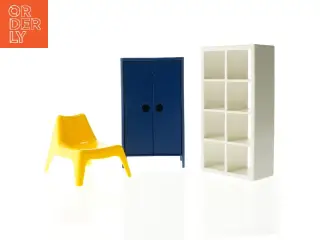 Møbelsæt: Stol, skab og reol fra Barbie (str. Skab. 18 x 10,5 cm. reol. 19 x 10,5 cm. stol. 12 cm)