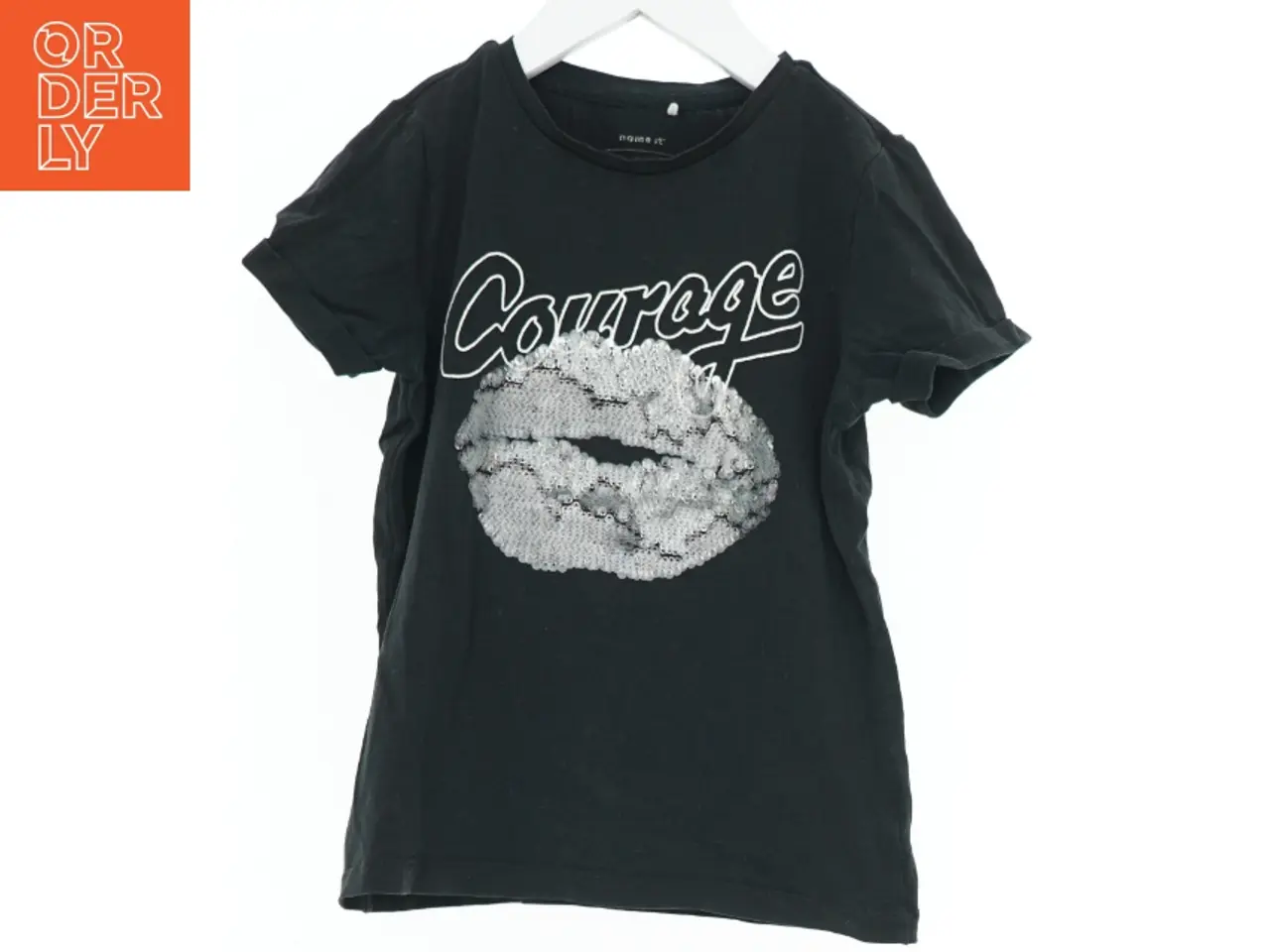 Billede 1 - Sort T-shirt med 'Courage' og pailletter fra Name It (str. 128)