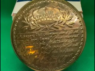 Royalistisk messing snusdåse