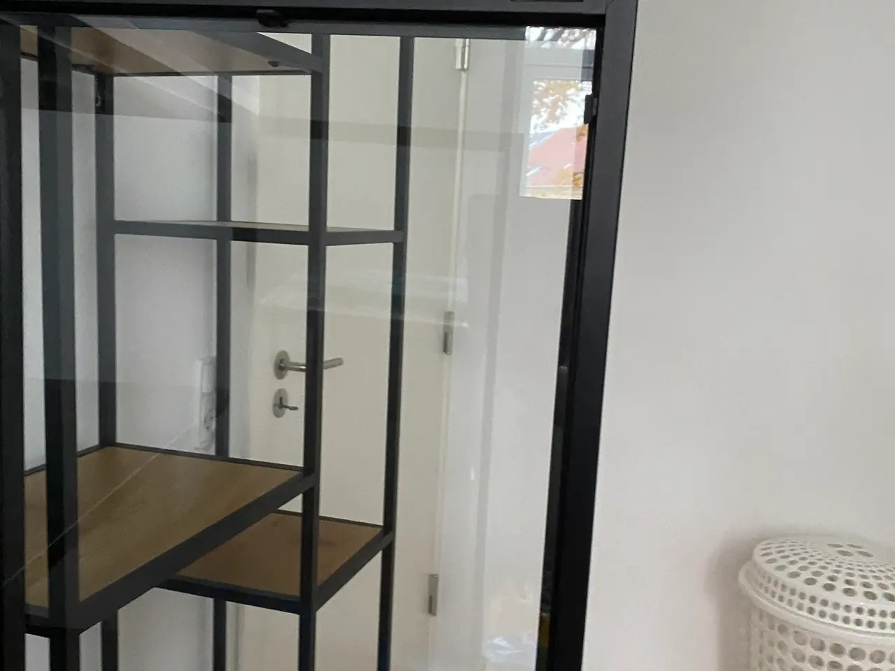 Billede 4 - Vitrine skab fra jysk med glas låger