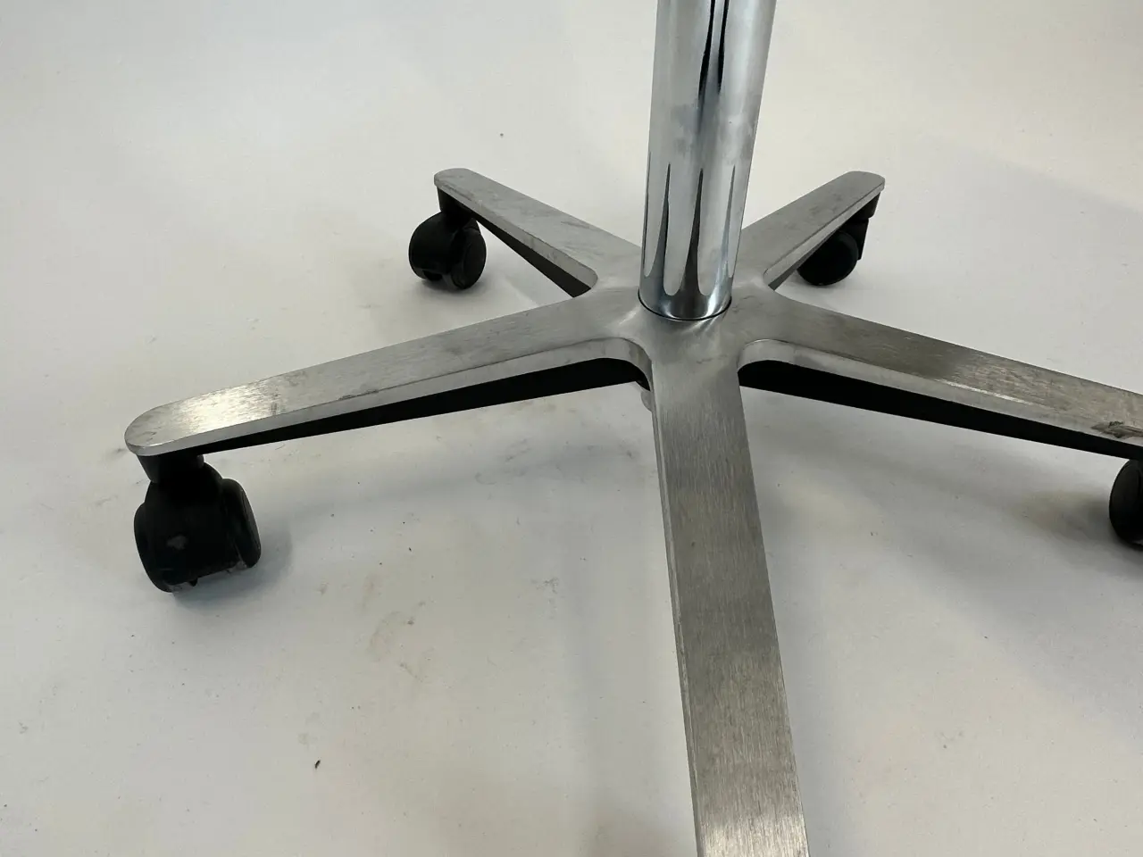 Billede 8 - Magnus Olesen Butterfly Swivel Stol – Mørkebrun med Krom Stel Læder
