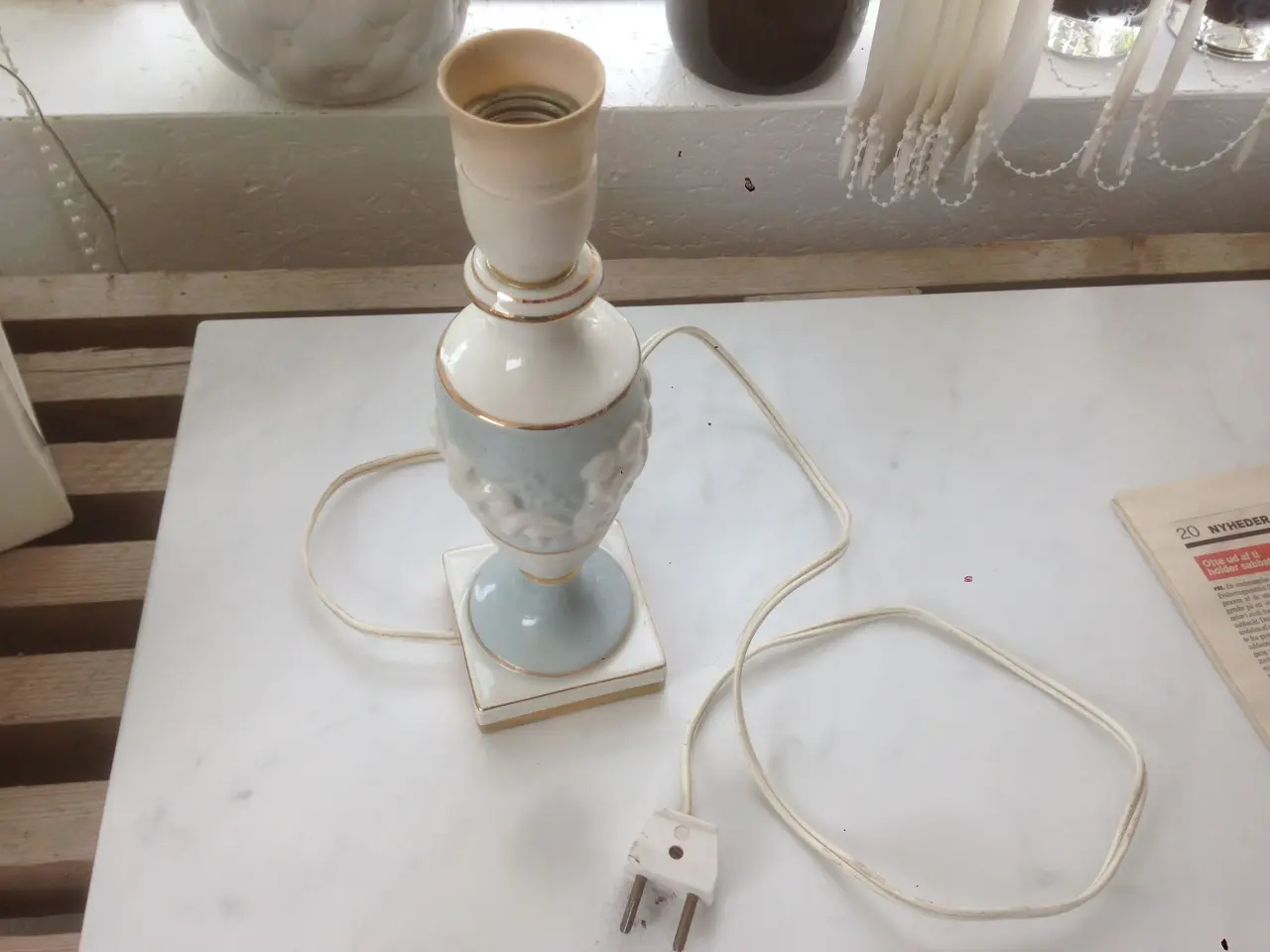 Billede 2 - Bordlampe i blå/hvid