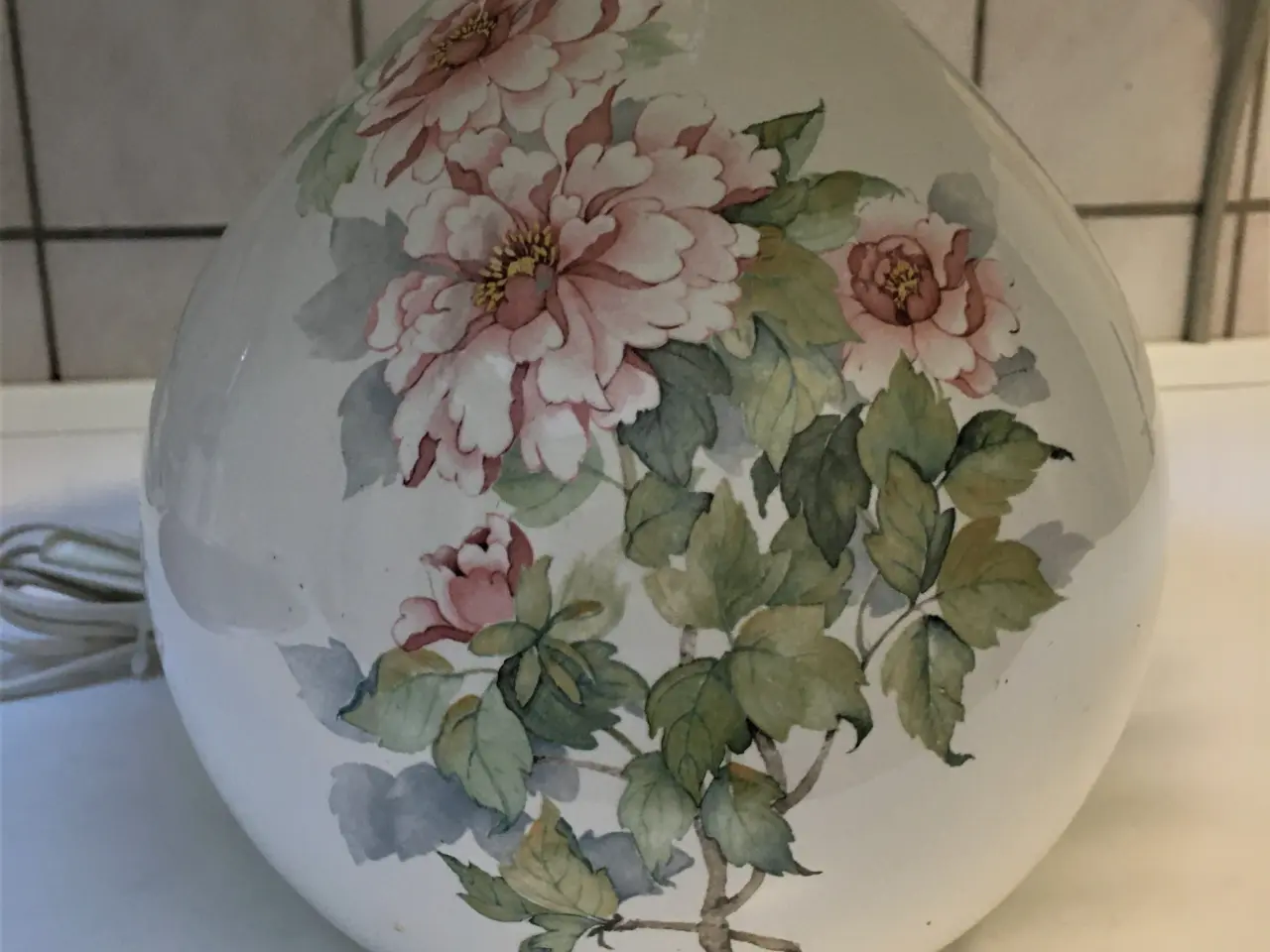 Billede 2 - Bordlampe med blomster deco. og vissen grøn skærm