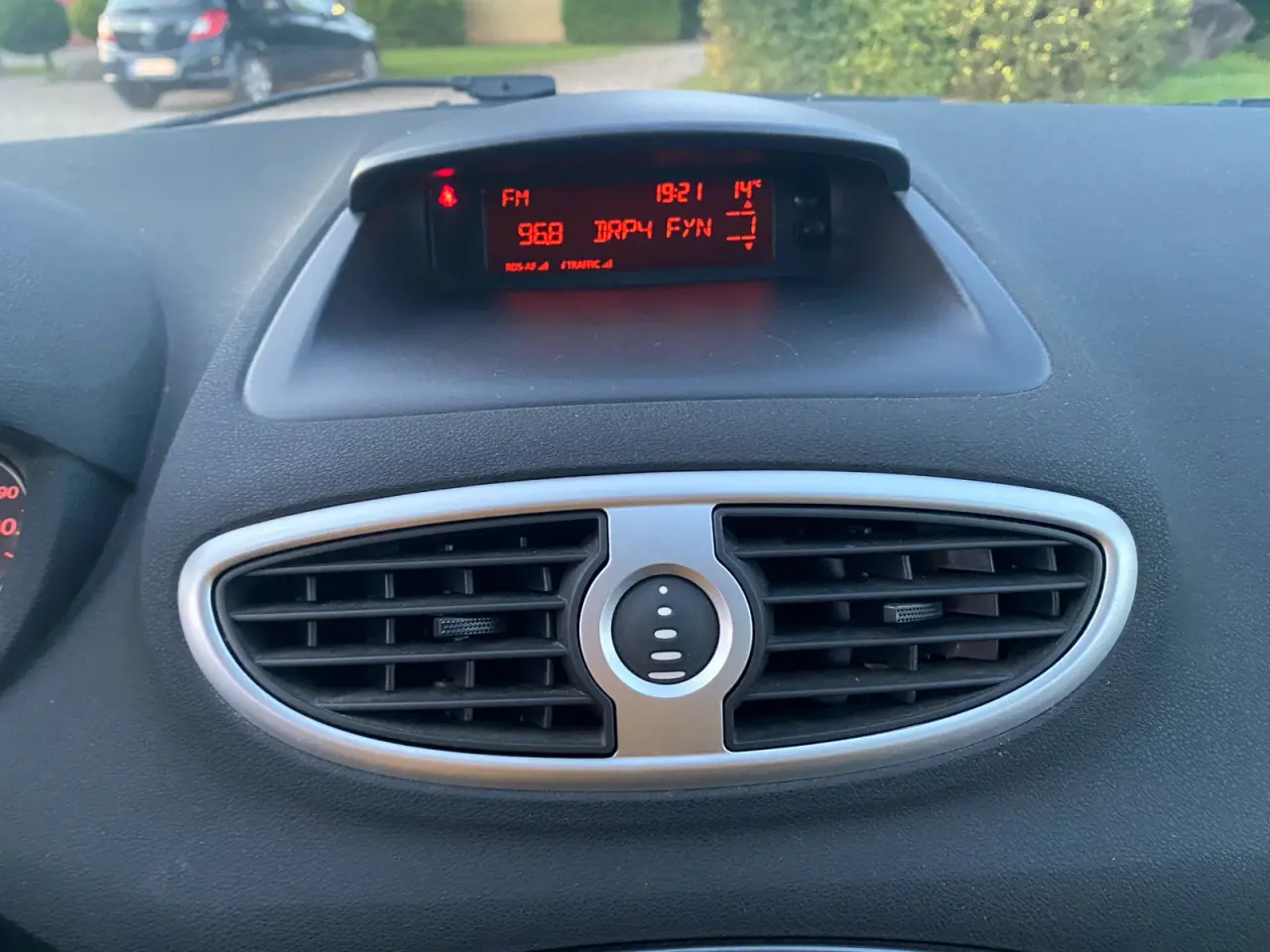 Billede 9 - Velholdt Clio st.car