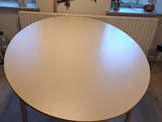 Spisebord med 4 stole.