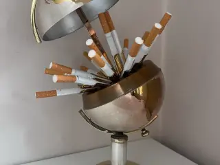 Smuk vintage cigaretholder globus fra 50’erne 