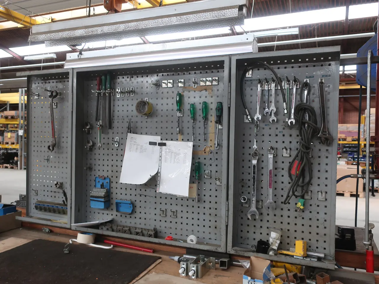 Billede 2 - Arbejdsbord med indhold