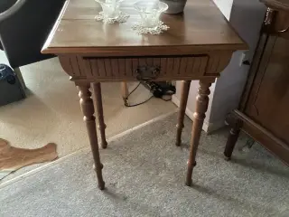Gammelt bord af egetræ