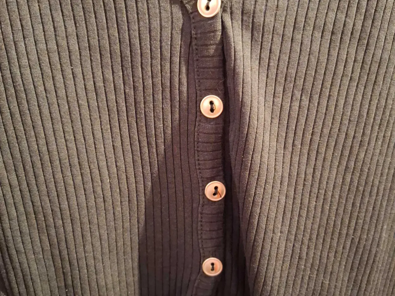 Billede 4 - Sort bluse fra Zizzi I M med v-hals og knapper