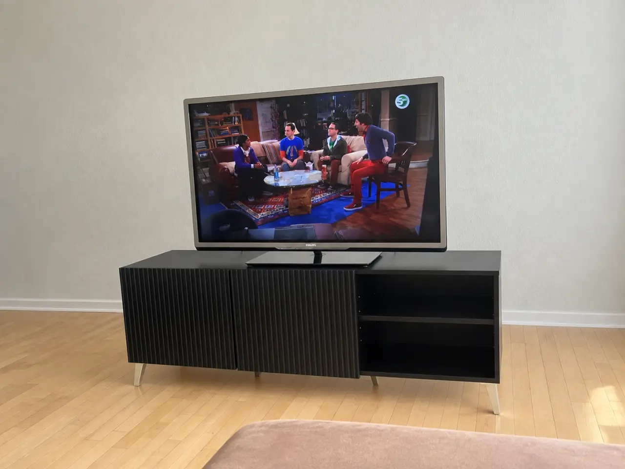 Billede 1 - TV-bord i sort med rillede låger