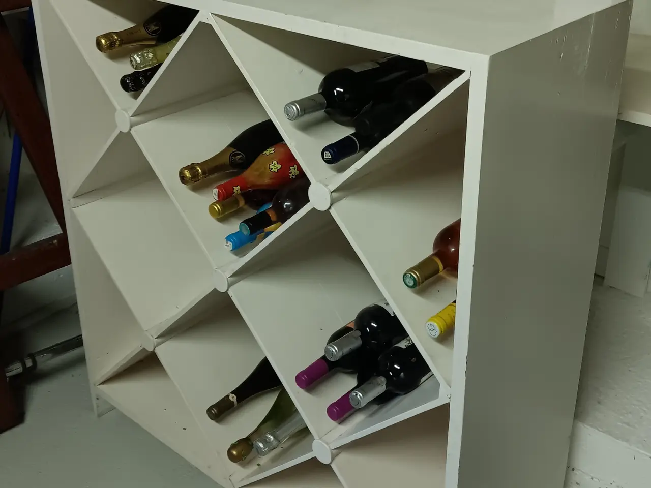 Billede 2 - Vinreol i hvidmalet fyrretræ 