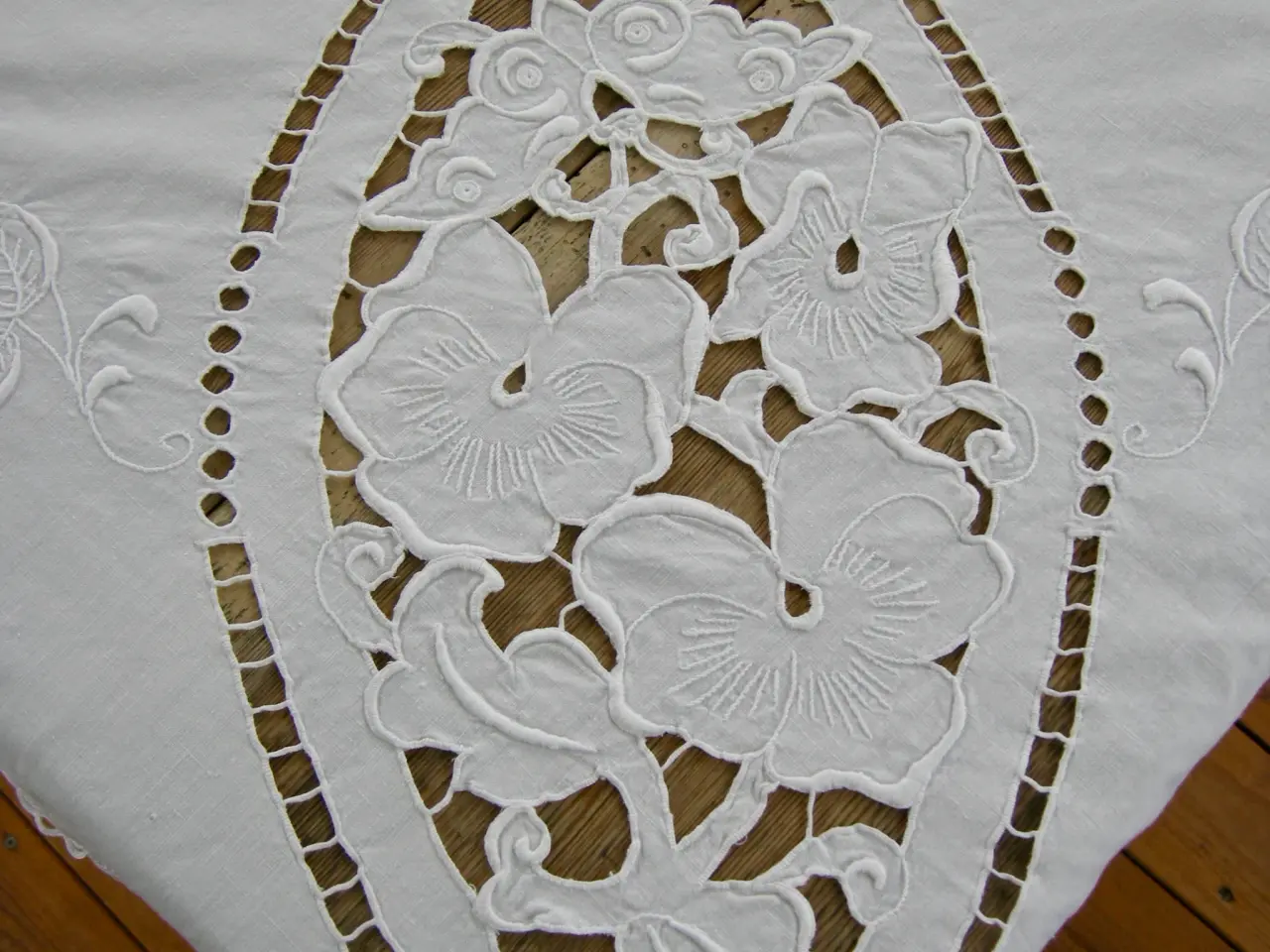 Billede 3 - 130 X 130 BRODERET HØRDUG - HÅNDBRODERET - HØR
